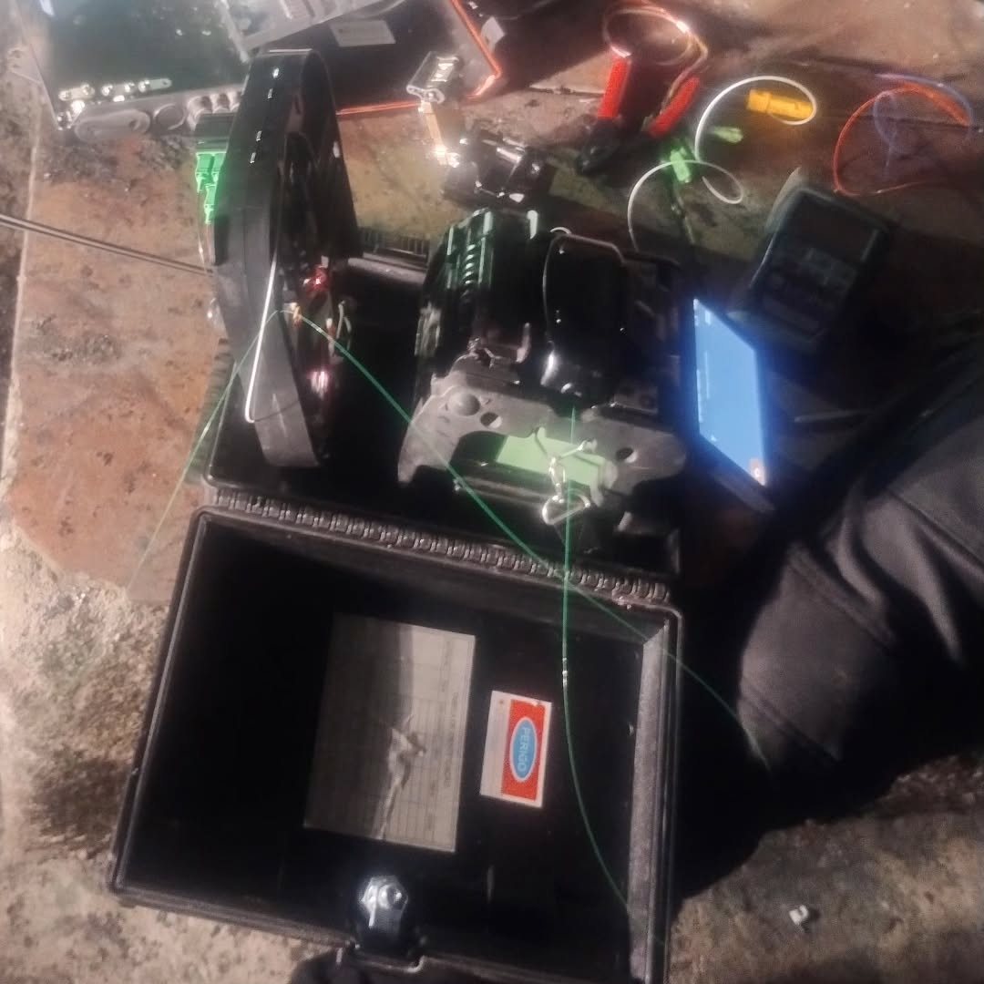 Equipamento de fusão de fibra óptica da Unik@Net em campo